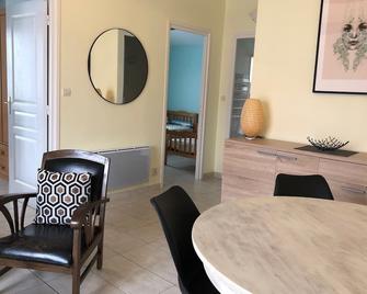 Semi-Detached Cottage With Heated Pool 5km From The Beach - Angles - Salle à manger