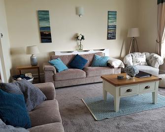 Water's Edge - Sea Front Self Catering Apartment In The Heart Of Swanage - Swanage - Huiskamer