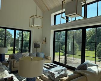 Experience Vermont charm! Up to 5 bedrooms available Please inquire for rates - Middlebury - Salon