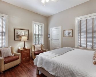 Porch Lovers Dream: 2 King Beds, Free Easy Parking - Savannah - Habitación