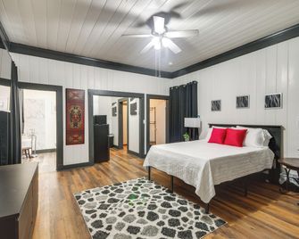 Modern Greenwood Studio Less Than 1 Mi to Downtown! - Greenwood