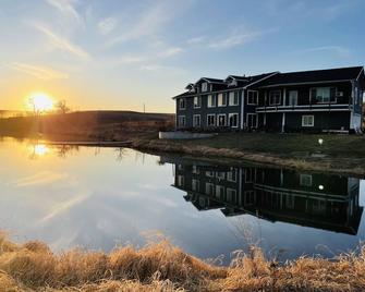 Country Getaway + Lodge quarters. Your place to come and relax. - Sidney