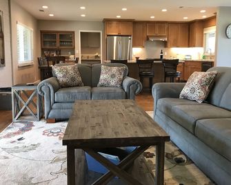 Alicante Acres - Ultimate Vineyard Experience - Lodi - Living room