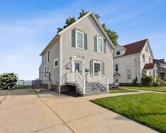 Lakefront Retreat - Serene escape on Lake Erie! Amazing Views! Lorain OH - Lorain - Edificio
