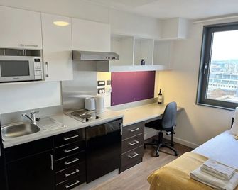 Pure Astor House - Plymouth - Cocina