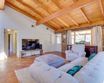 4 Mi to Lake Wohlford Cabin in Escondido - Valley Center - Living room