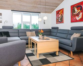 8 person holiday home in Ringkøbing - Ringkøbing - Wohnzimmer