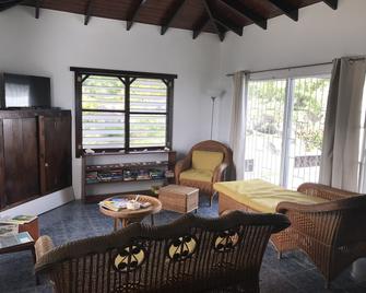 Tradewinds- quiet home overlooking the ocean - Morne Fendue - Sufragerie