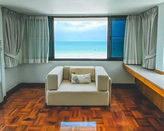 Nern Chalet Beachfront Hotel - Hua Hin - Wohnzimmer