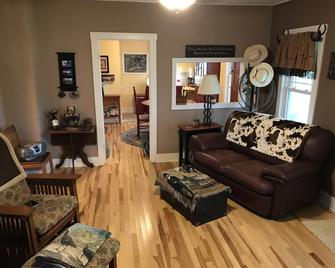 JLBrinkmeyer Ranchhouse, cozy and authentic, set in beautiful southern Iowa - Lamoni - Living room