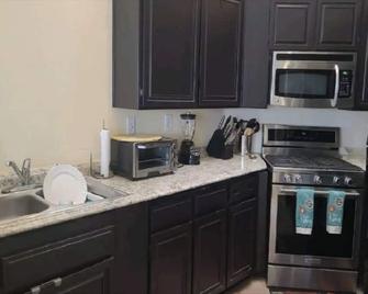 Be Our Guest-Shared Home Tampa - Palmdale - Cocina
