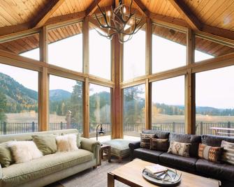 Alpine Falls Ranch - Superior - Living room