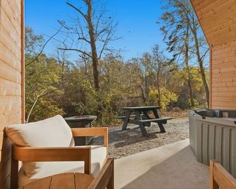 Hot Tub! Riverfront Cabin Retreat - 6 Min To Glv - Easley - Balkon