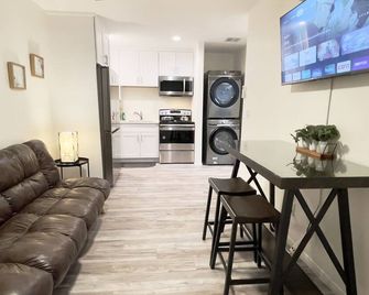 Brand New 1 Br Guest House, Laundry, Gated Parking - Lancaster - Kitchen