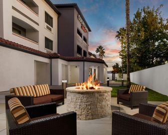 Courtyard by Marriott Palmdale - Palmdale - Innenhof