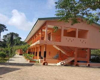 Hans Cottage Botel - Cape Coast - Building