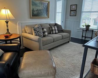 The Historic Crutchfield Upstairs Apartment - Whiteville - Sala de estar