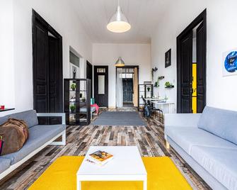 Bee Hostel - Limassol - Wohnzimmer