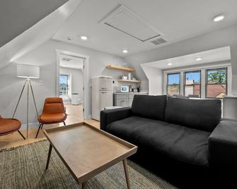 Modern Comfort Meets Historic Charm with Parking & Dog-Friendly - Denver - Living room
