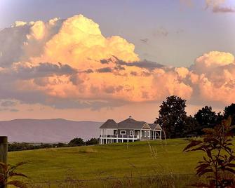 Celebration Cottage with Mountain Views in beautiful Shenandoah County, Virginia - Woodstock