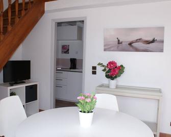 Quiet apartment in a privileged environment, countryside, close to the center - Cassis - Comedor