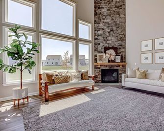 Stunning + Spacious Family-Friendly Retreat - Tipp City - Sala de estar