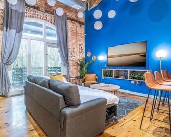 100 Year-Old Historic Brick 2br Loft & Large Patio & Hammocks & High Ceiling - Durham