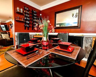 Amazing Large 3 Bed house with King Bed less than 10 miles to DTWN - Atlanta - Dining room