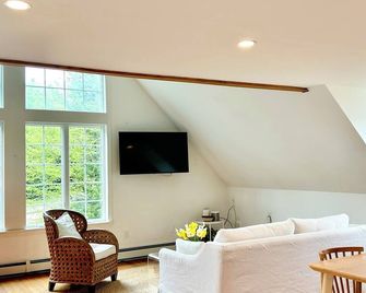 Sun-lit, 2 Bedroom Guest cottage on 27 Acres in Freeport - Freeport - Living room