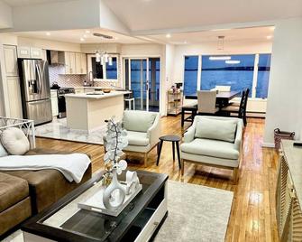 Me-Skye waterfront retreat - Baldwin - Living room
