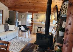 Hardy’s charming three bedroom beach cottage - Pointe-du-Chêne - Living room
