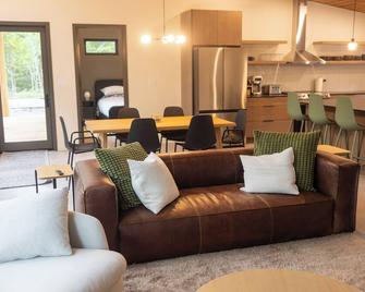 Spruce House :Where Peace Meets Adventure in Copper Harbor - Copper Harbor - Sala de estar