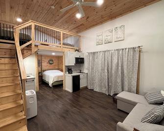 A Cozy Tiny house by the GAP Trail & view of the Sand Patch grade. - Meyersdale - Sala de estar