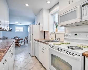 Charming Home with Yard Near Shenandoah River! - Harpers Ferry - Kitchen