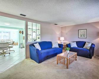 Cozy Holiday Home with Yard about 5 Mi to Beach! - Holiday - Living room