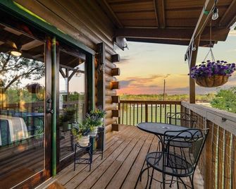 Lakefront log cabin w/private dock! Dog friendly! - Eastland - Balkon