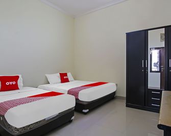 Hotel O Wahidin Guesthouse - Probolinggo - Bedroom