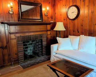 Cape Cod Motor Inn - South Yarmouth - Living room