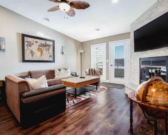 Lakefront Penthouse Fully Upgraded Panor - Wisconsin Dells - Living room