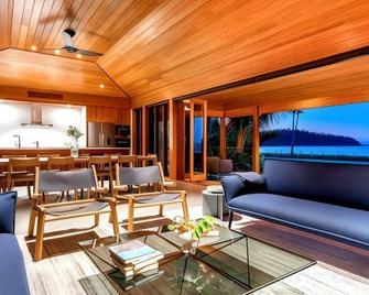 Luxico Turquoise (Heated Pool) - Airlie Beach - Living room
