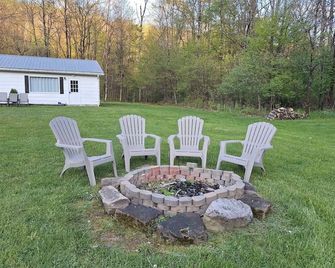 Kaneville Lodge - Oil City - Patio