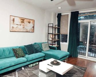 Modern & Spacious Stay by Northwestern Hospital Bronzeville - شيكاغو - غرفة معيشة
