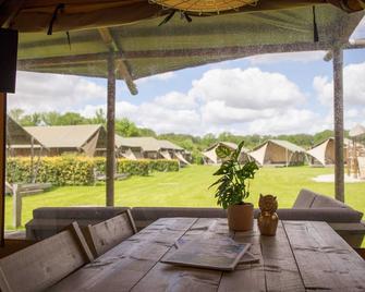 Well Furnished Tent Lodge with Terrace near Veluwe - Voorthuizen - Binnenhof