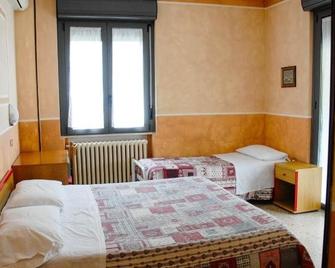 Hotel Du Lac - Moniga del Garda - Bedroom