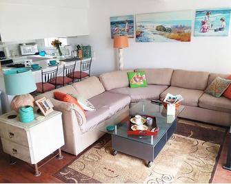 25 Steps to the Beach - Newport Beach - Living room