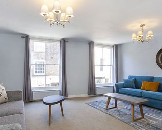 Malt Shovel Court with Free Parking - York - Living room