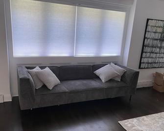 Private Renovated Home Convenient to Sacred Heart & Fairfield Universities - Fairfield - Living room