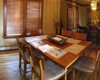 Great 2 bedroom home in an excellent location. - Duluth - Comedor