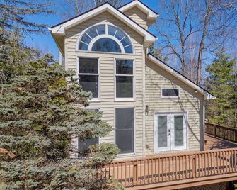 Spacious forest retreat with hot tub, game room, pond, & cozy charm—perfect for family getaways! - Floyd - Building