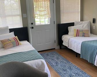 The Beulah Jane is a peaceful cabin on working farm in Glen Rose. - Glen Rose - Bedroom